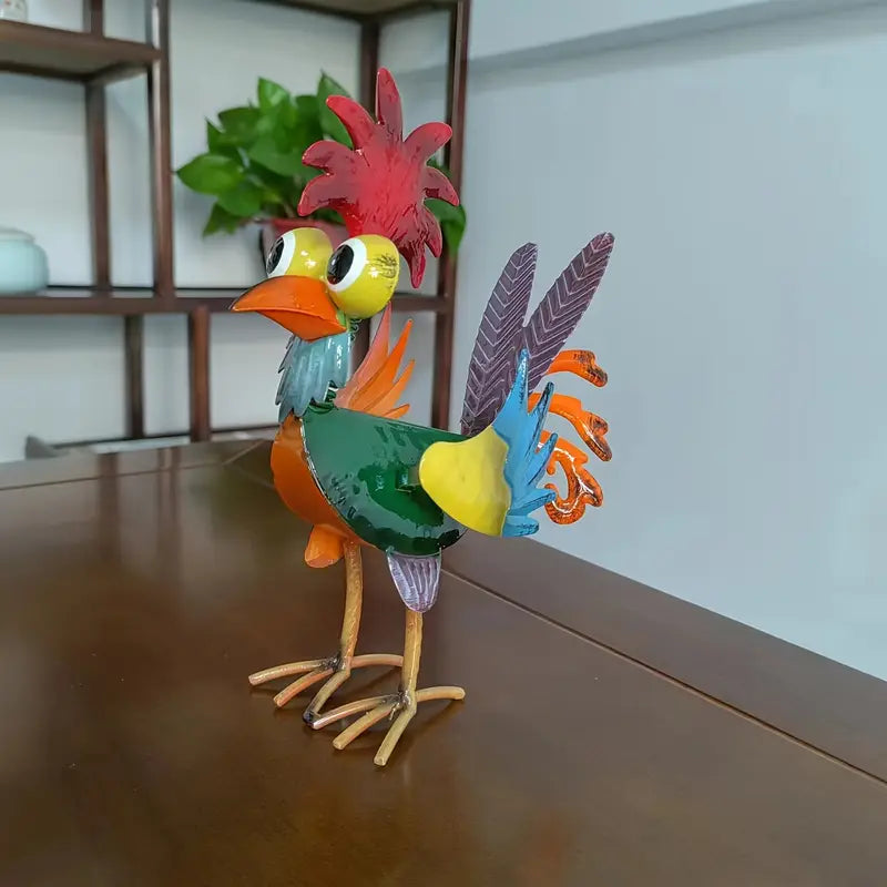 Färgglad tuppstaty i trädgården – Nyckfull handmålad metallkonst för utomhusträdgård och uteplatsdekor MILA Sverige