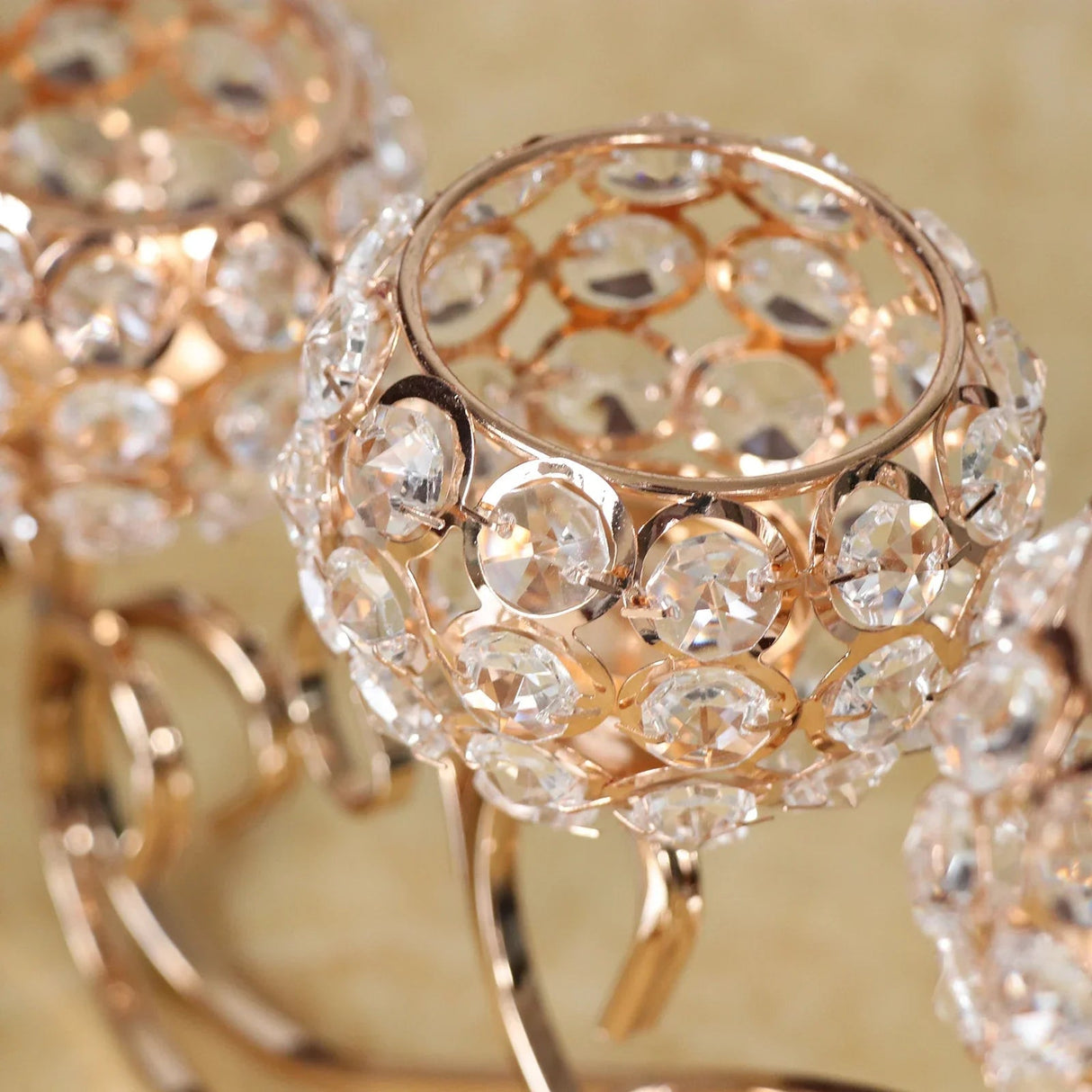 Carvallo - Trearmad ljusstake med böjd design för bordsdekoration Carvallo