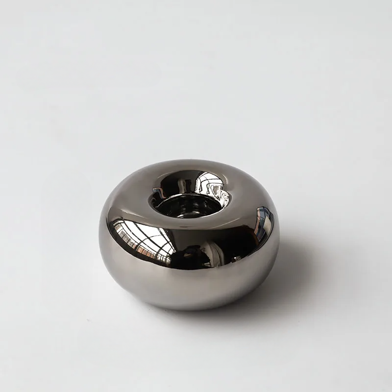 Elegant Silver Candle Holder with Minimalist Design Carvallo