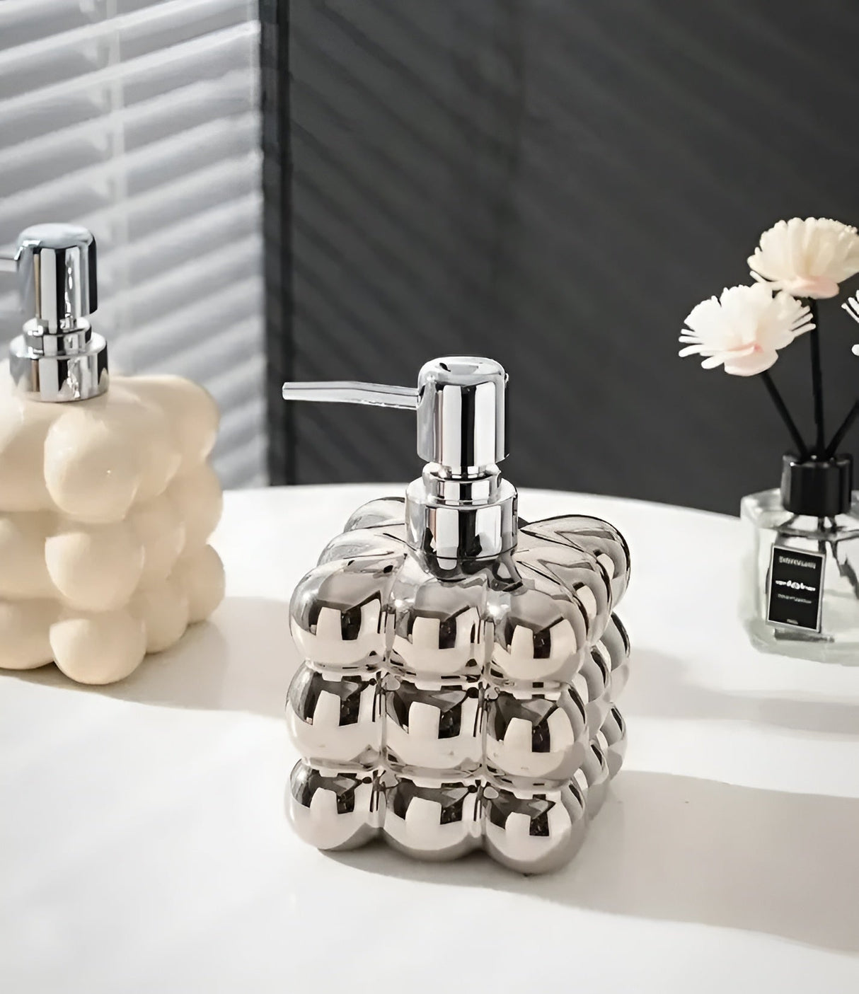 Keramisk tvålbehållare med pump – Stilfull och påfyllningsbar | För tvål, schampo och duschgel Carvallo