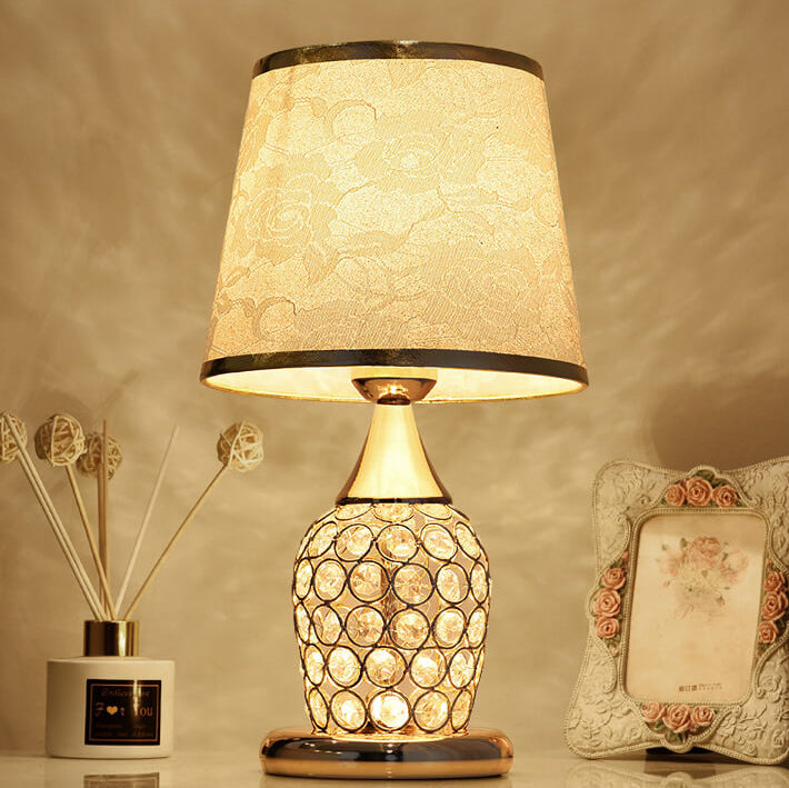 Elegant bordslampa i kristalltyg - europeisk design med mönstrad tygskärm MILA Sverige