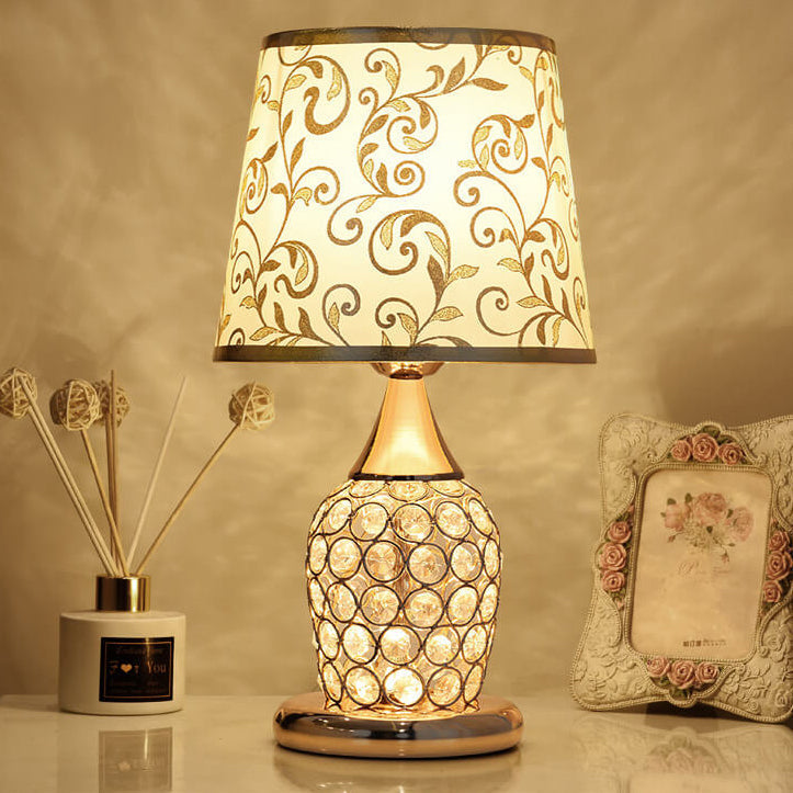 Elegant bordslampa i kristalltyg - europeisk design med mönstrad tygskärm MILA Sverige