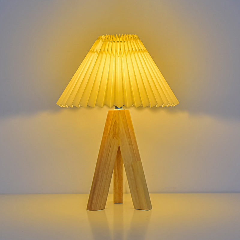 Boho LED-bordslampa – rund konisk skärm med stativfot i massivt trä MILA Sverige