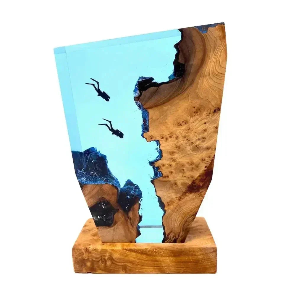 OceanGlow - LED Havdykare Bordslampa – Epoxy Trälamps med Maritim Design Carvallo