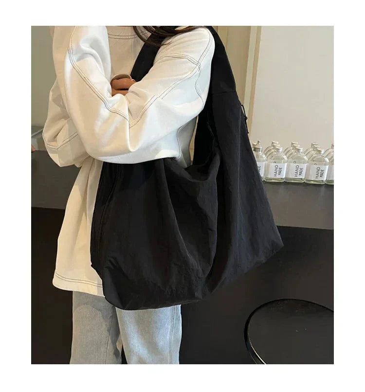 Praktisk och stilfull dam multifunktionshandväska Carvallo