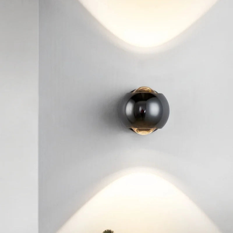 OrbisGlow – LED-vägglampa med 360° roterande funktion för justerbar belysning Carvallo