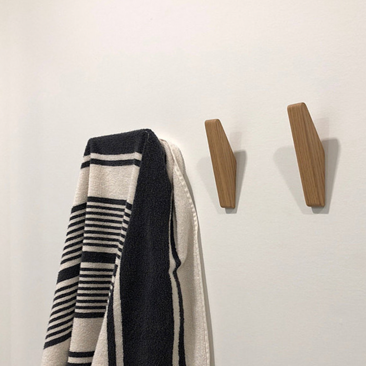 Carvallo – Set om 2 handgjorda träväggkrokar med boho charm Carvallo