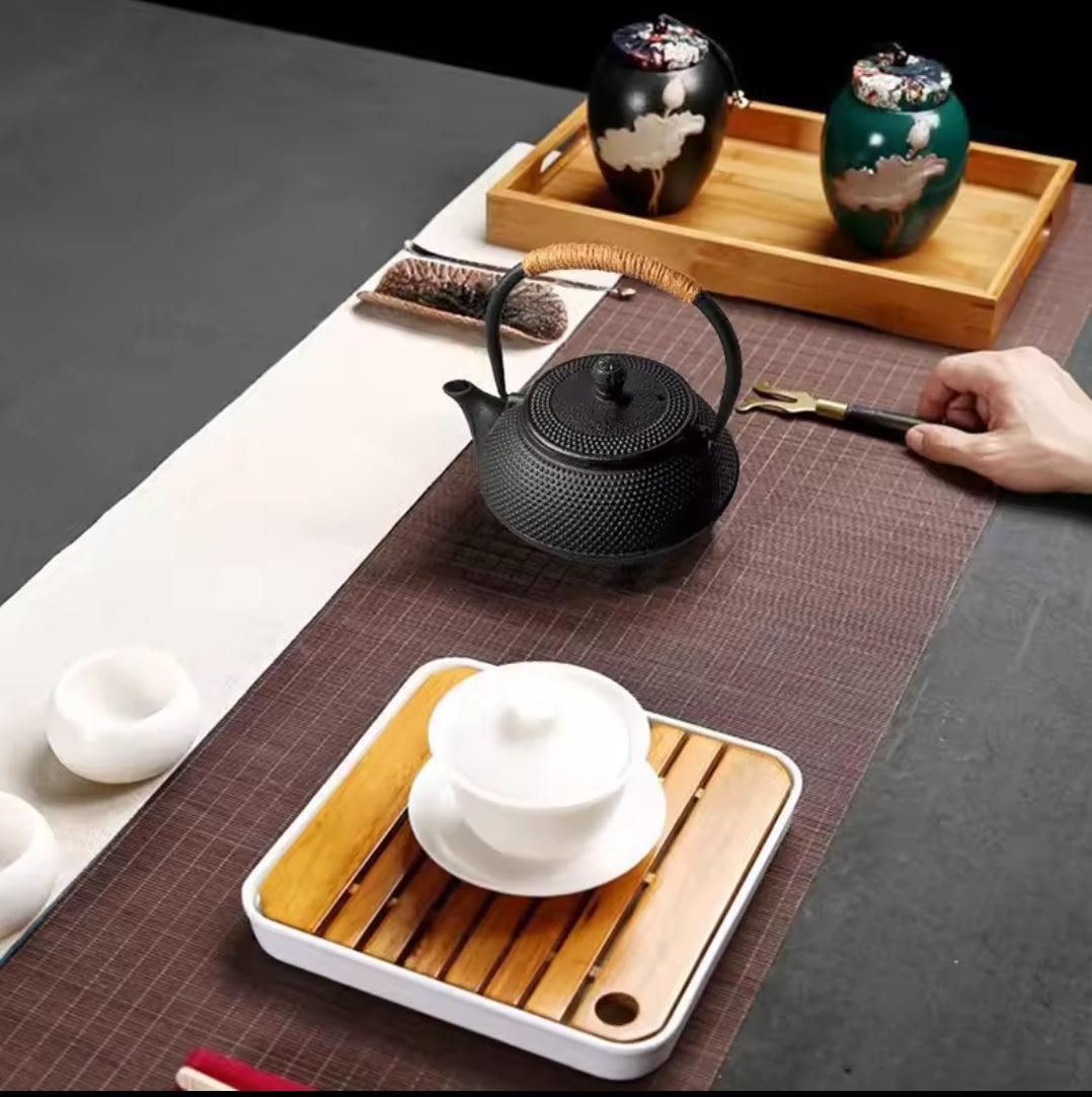 Premium tekanna i gjutjärn – slitstark tekanna med tebryggare, underlägg och sked MILA Sverige