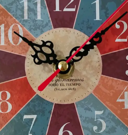 Tidlös träväggklocka – modern design med rena linjer MILA Sverige