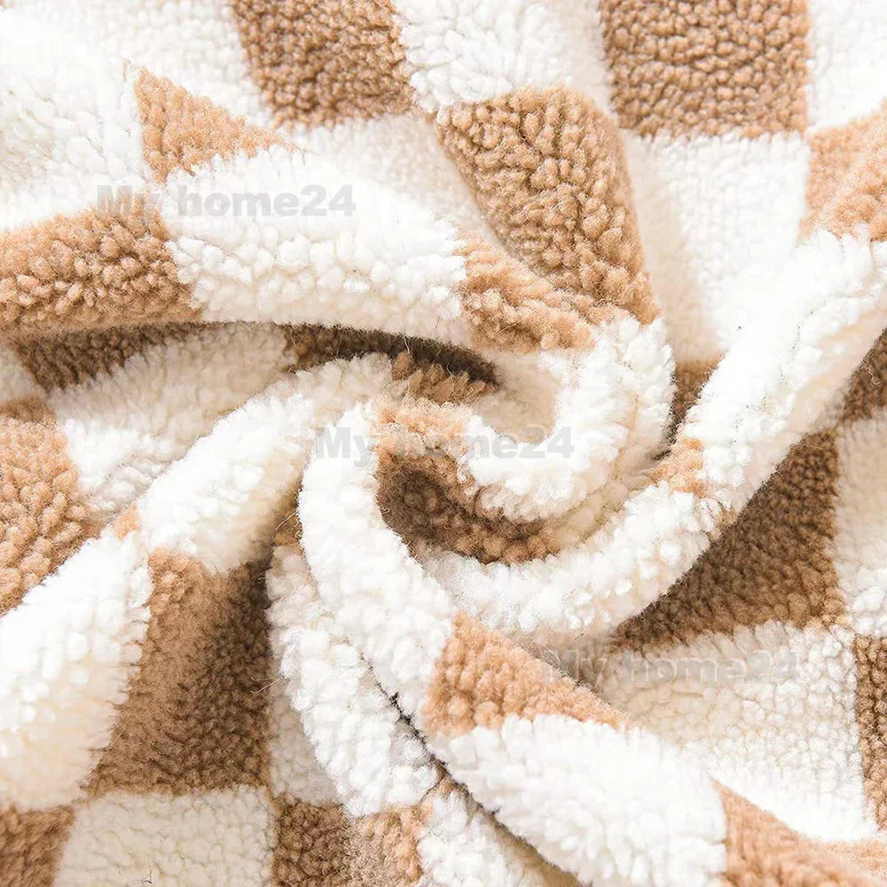 Rutig Fuskpäls Kuddeöverdrag i Khaki och Kaffe Carvallo