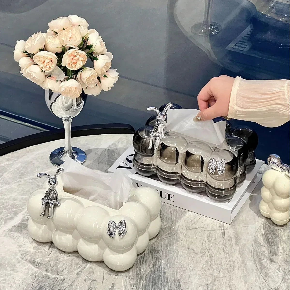 Carvallo – Klar böjd modern vävhållare med skulpturell design Carvallo