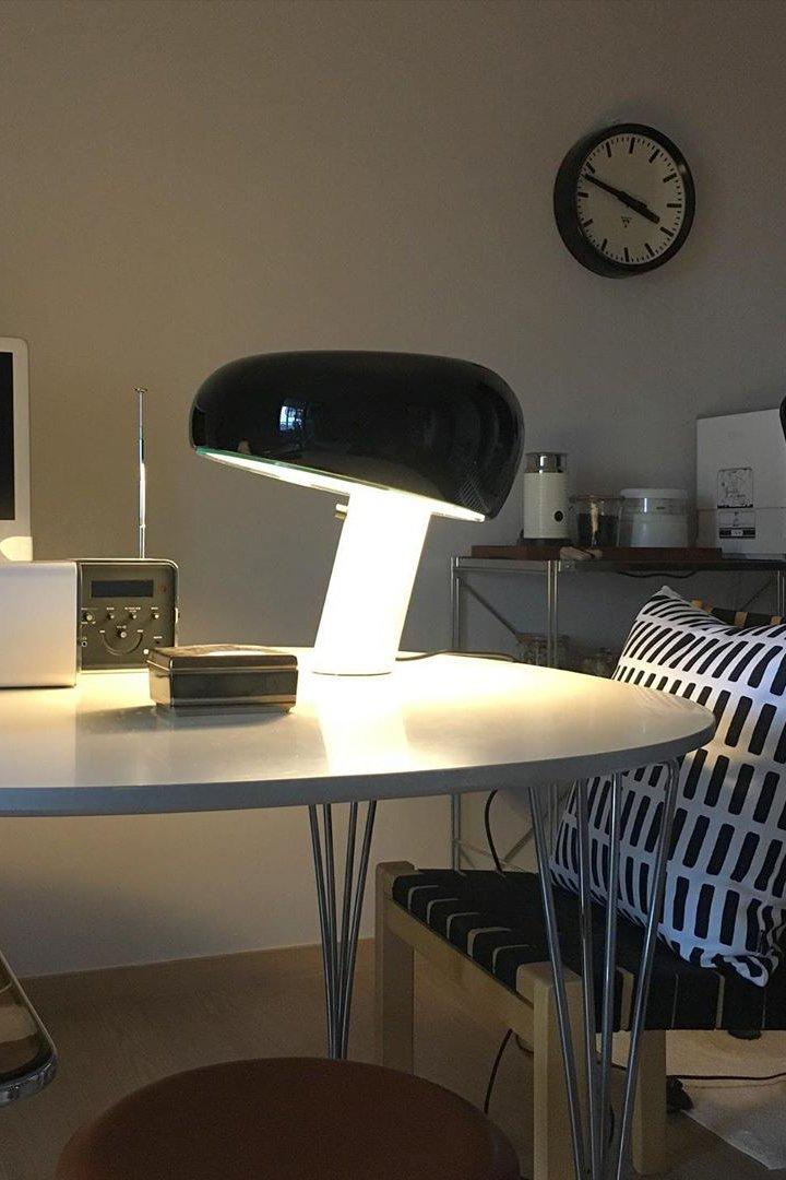 StoneGlow - Dekorativ bordslampa i marmor, där elegans och värme möts MILA Sverige