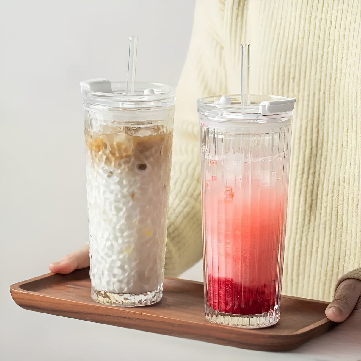 Dricksglas med lock & sugrör – Modern 2-delars set av glas | Återanvändbar & Halkfri, Idealisk för kaffe, te & kalla drycker Carvallo