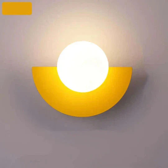 MoonGlow - Modern halvmåne vägglampa för stilrent interiör Carvallo
