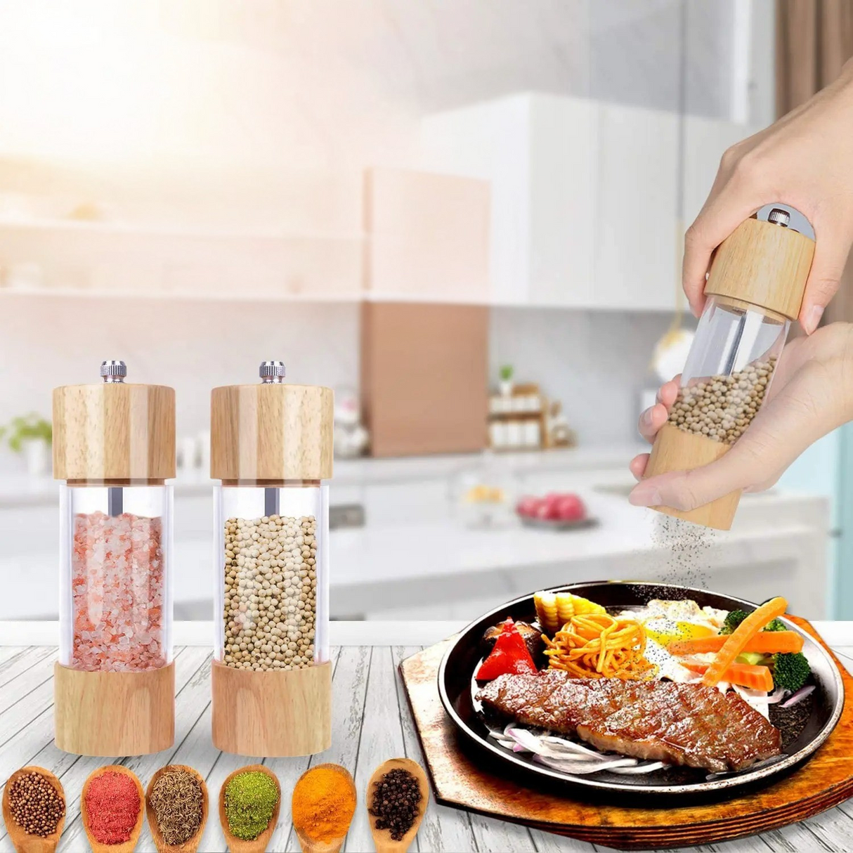 Peppar- och saltkvarnar i ett 2-delat set – Tillverkade av trä med ett insynsfönster och rengöringsborste Carvallo
