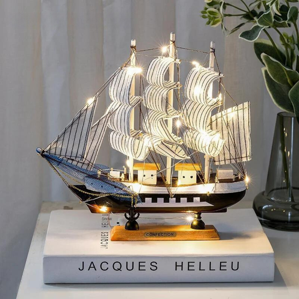 Royaleva Nordic Wooden Sailboat Sculpture - LED Belyst Dekorationsstycke, Batteridriven Carvallo