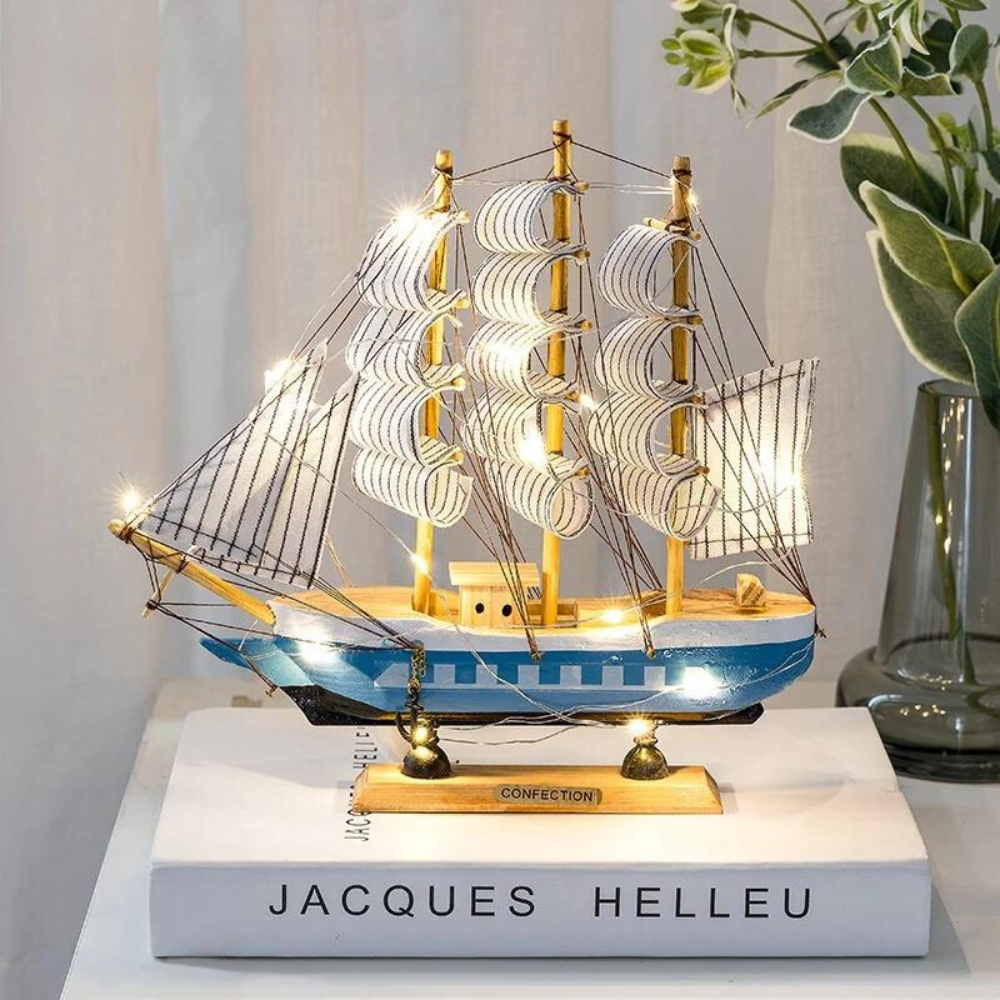 Royaleva Nordic Wooden Sailboat Sculpture - LED Belyst Dekorationsstycke, Batteridriven Carvallo
