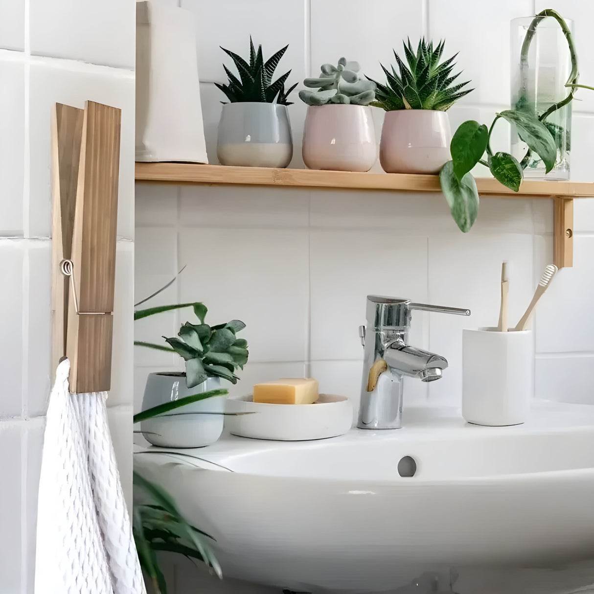 PineGrip Handdukshållare - Elegant badrumshanddukklämma av trä Carvallo