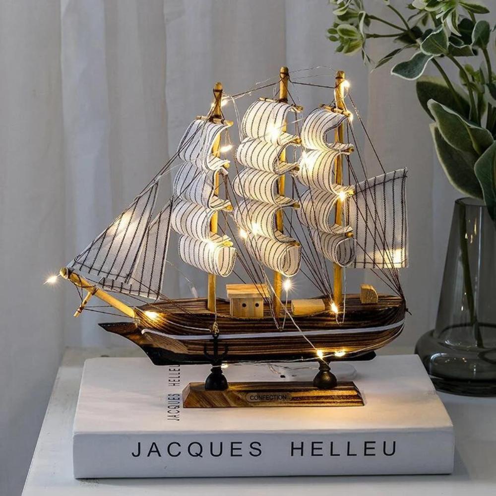 Royaleva Nordic Wooden Sailboat Sculpture - LED Belyst Dekorationsstycke, Batteridriven Carvallo
