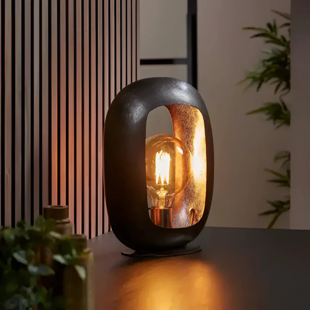 Vintage-stil bordslampa i metall med elegant svart nickel-finish – finns i liten, medel och stor Carvallo
