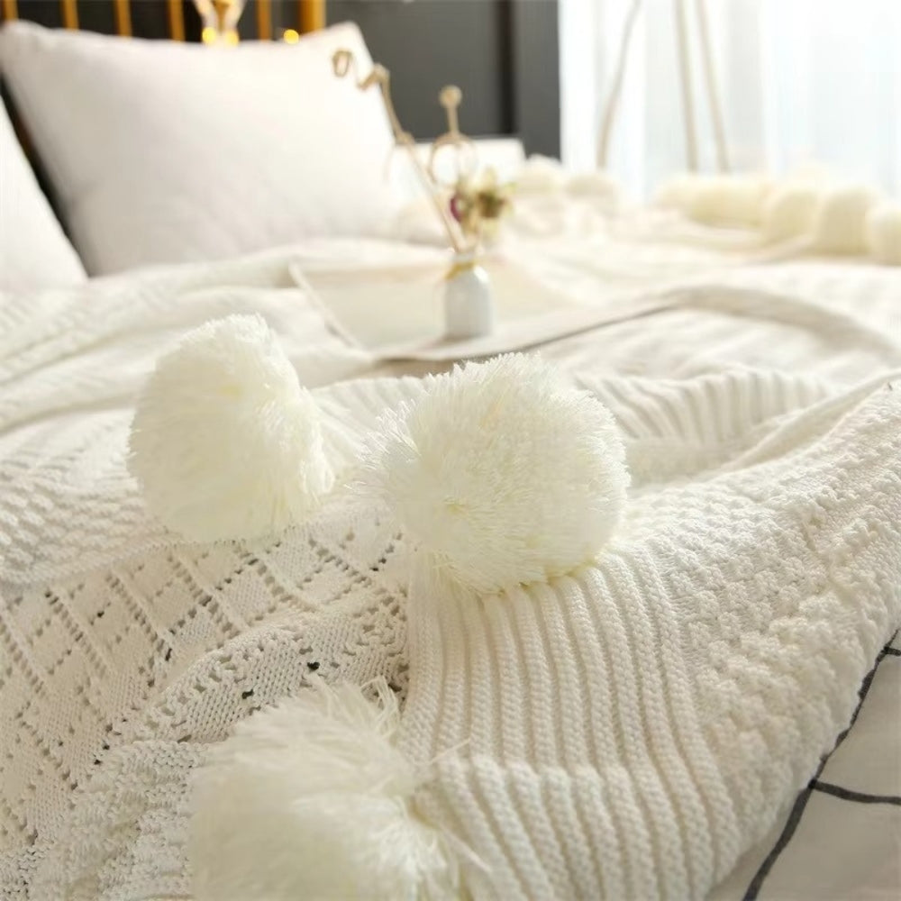 Whimsy Fluffy Pom-Pom Macaron Filt Carvallo