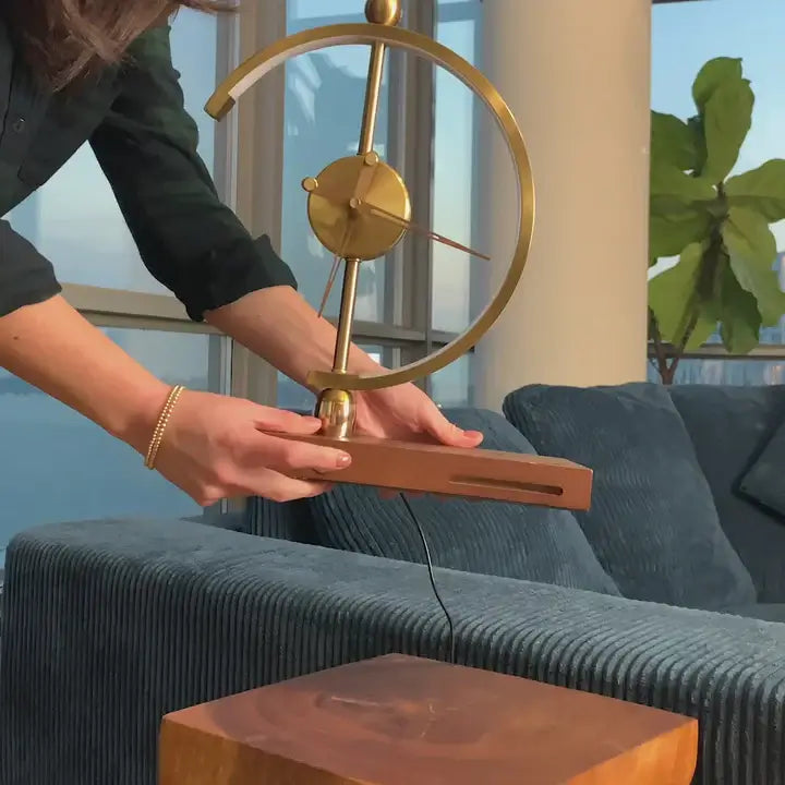 Luxora Återuppladdningsbar Lampa Klocka – Qi Trådlös Laddare, LED Skrivbord Accent Carvallo