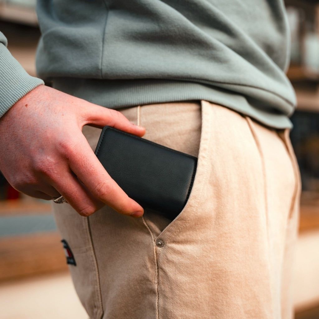 Läderplånbok med AirTag och RFID-blockerare Carvallo