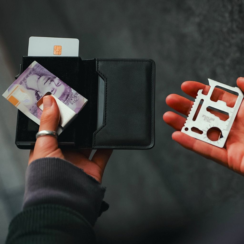 Läderplånbok med AirTag och RFID-blockerare Carvallo