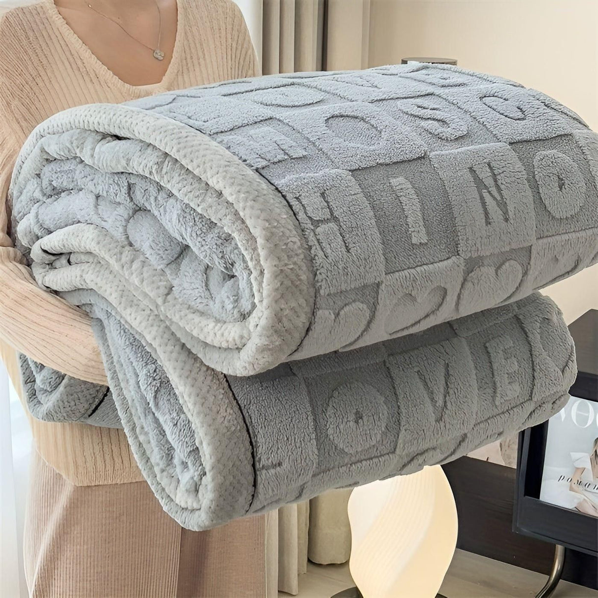 CozyJacquard Blanket - Ultra-mjukt korallfleecefilt med dubbelsidig hjärt- och bokstavsdesign Carvallo