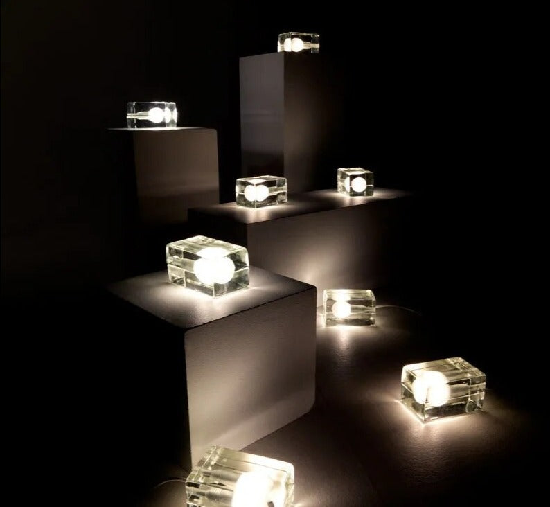 GlowCrystal - Transparent Bordslampa – Modern Belysning för Stilrena Interiörer Carvallo