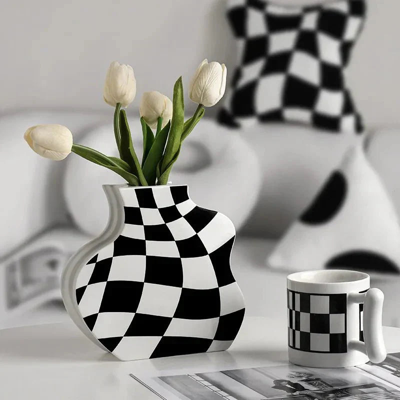 Svart och vit keramik rutig vas för modern inredning Carvallo