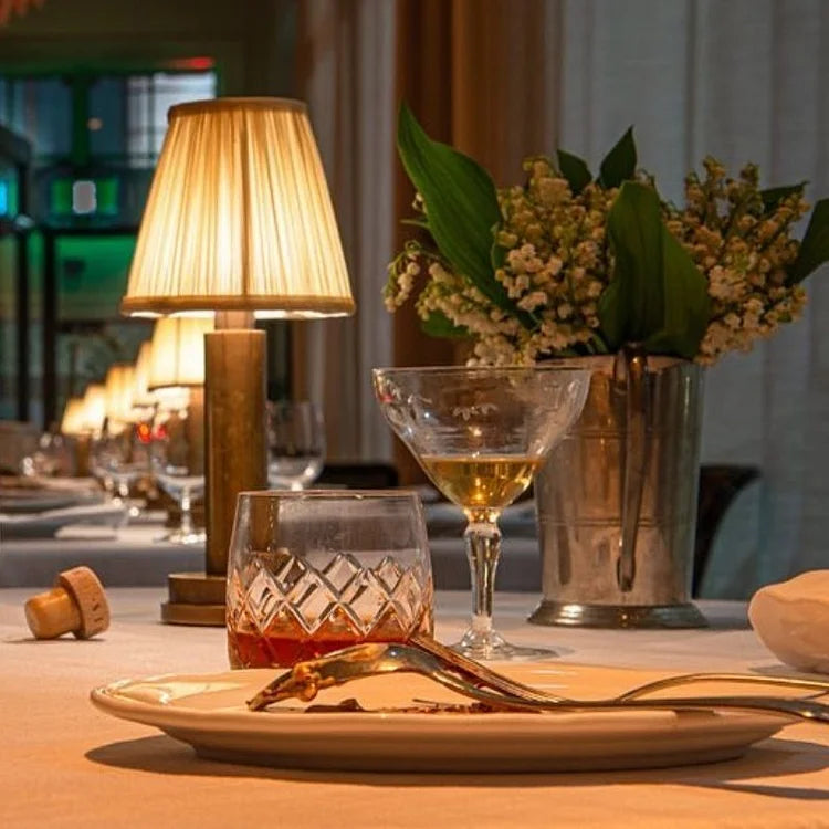 Elegant sladdlös LED Silk Touch bordslampa – modern elegans MILA Sverige