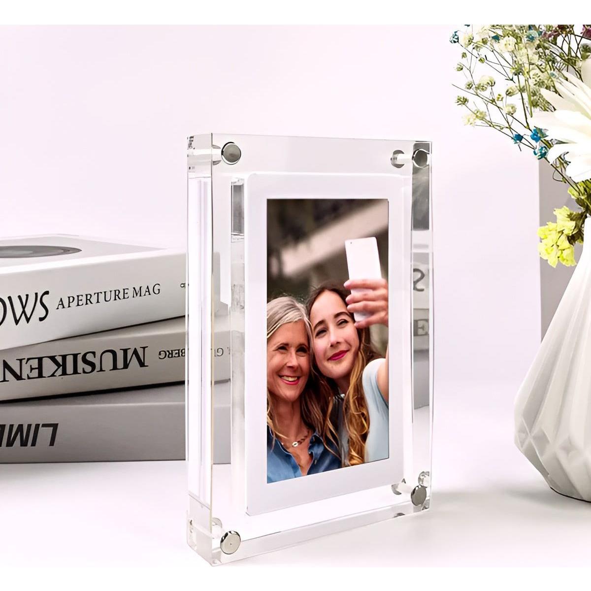 Live DigiFrame - Akryl Digital Fotoram med högtalare och Live Motion Display Carvallo