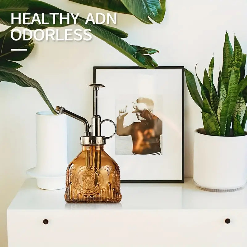 Präglad glasflaska med metallmunstycke – växtspruta för blommabesträckning i vintage-design Carvallo