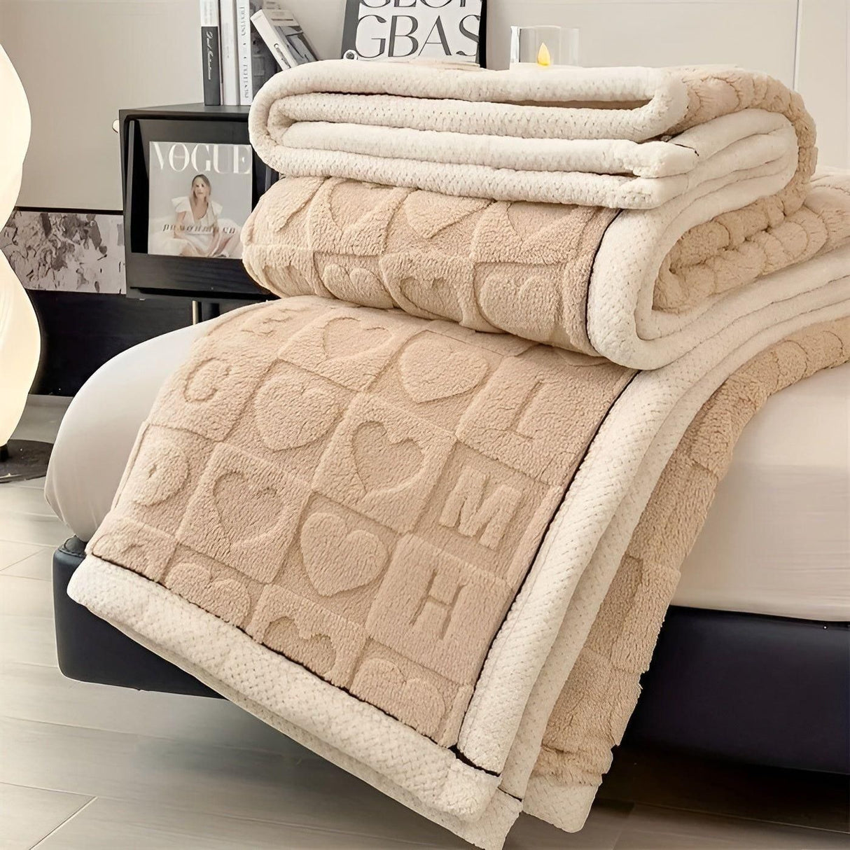 CozyJacquard Blanket - Ultra-mjukt korallfleecefilt med dubbelsidig hjärt- och bokstavsdesign Carvallo