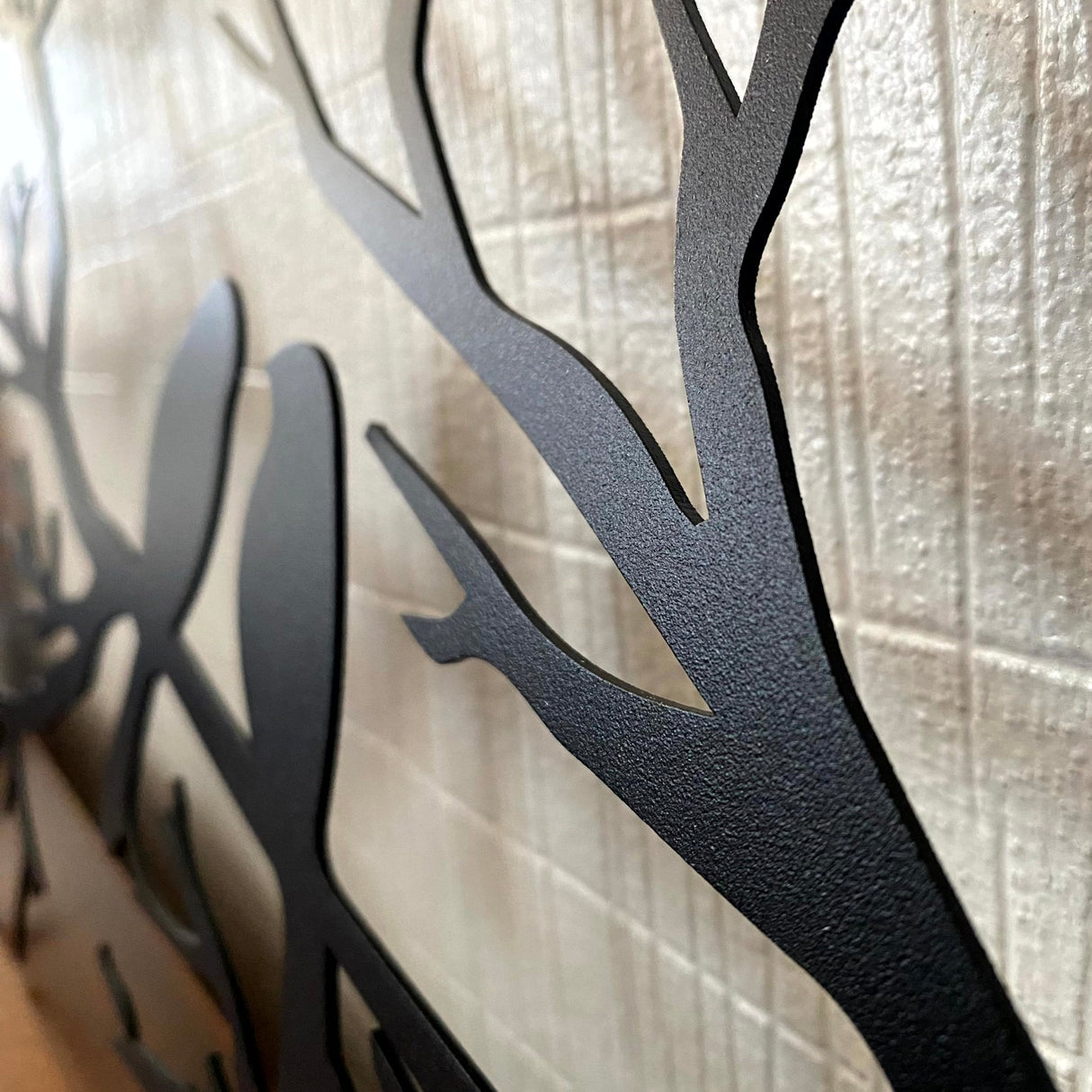 Metallväggdekoration – Elegant fågeldesign på gren MILA Sverige