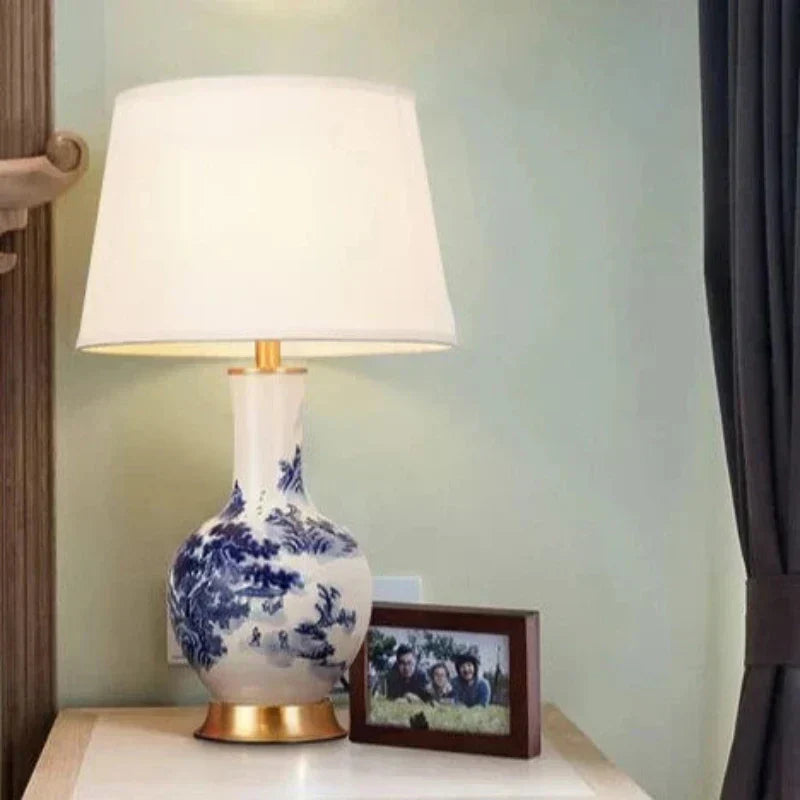 LumiChinois - Keramisk Bordslampa i Chinoiserie Stil med Textil Lampskärm Carvallo