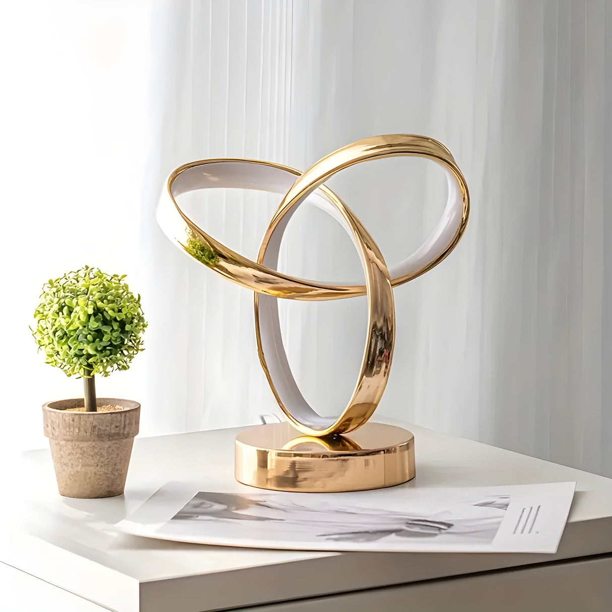 Golden Möbius Loop Skrivbordslampa – Lyxig Glow MILA Sverige