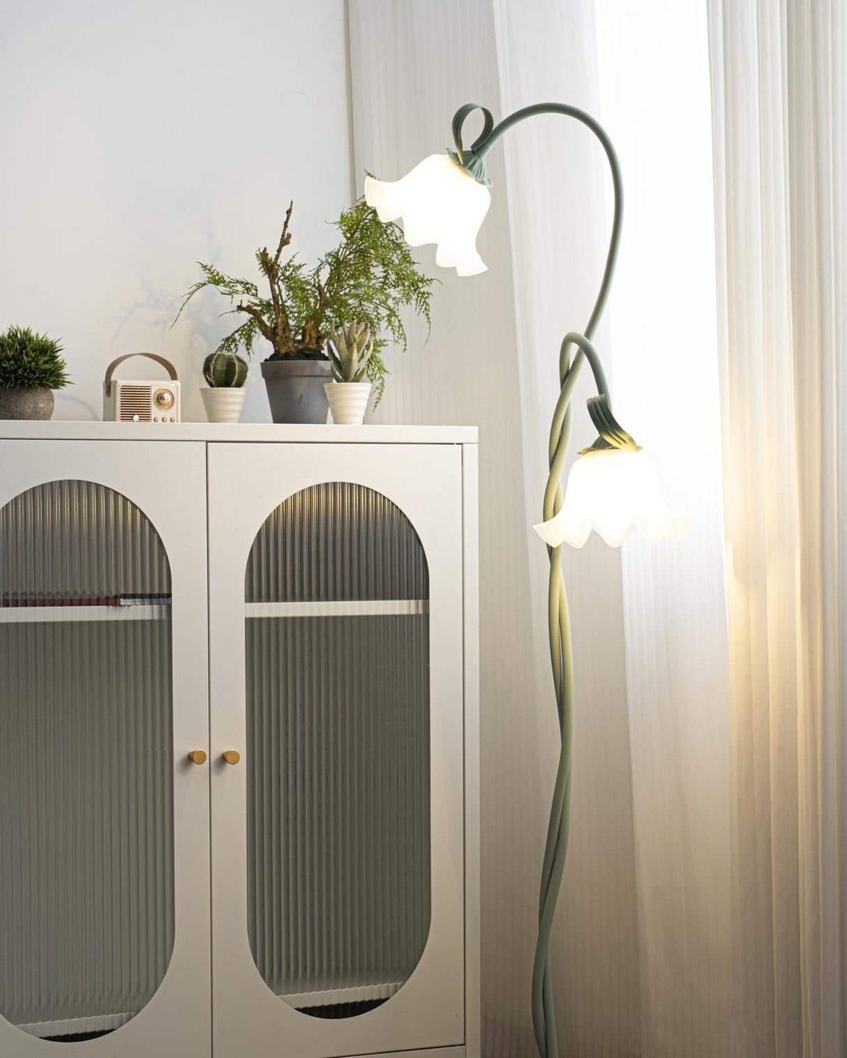 Golvlampa med blommig glaslampa design Carvallo