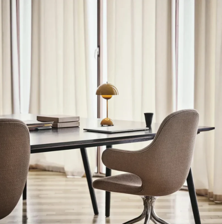 Bordslampa med modern touchkontroll-design Carvallo