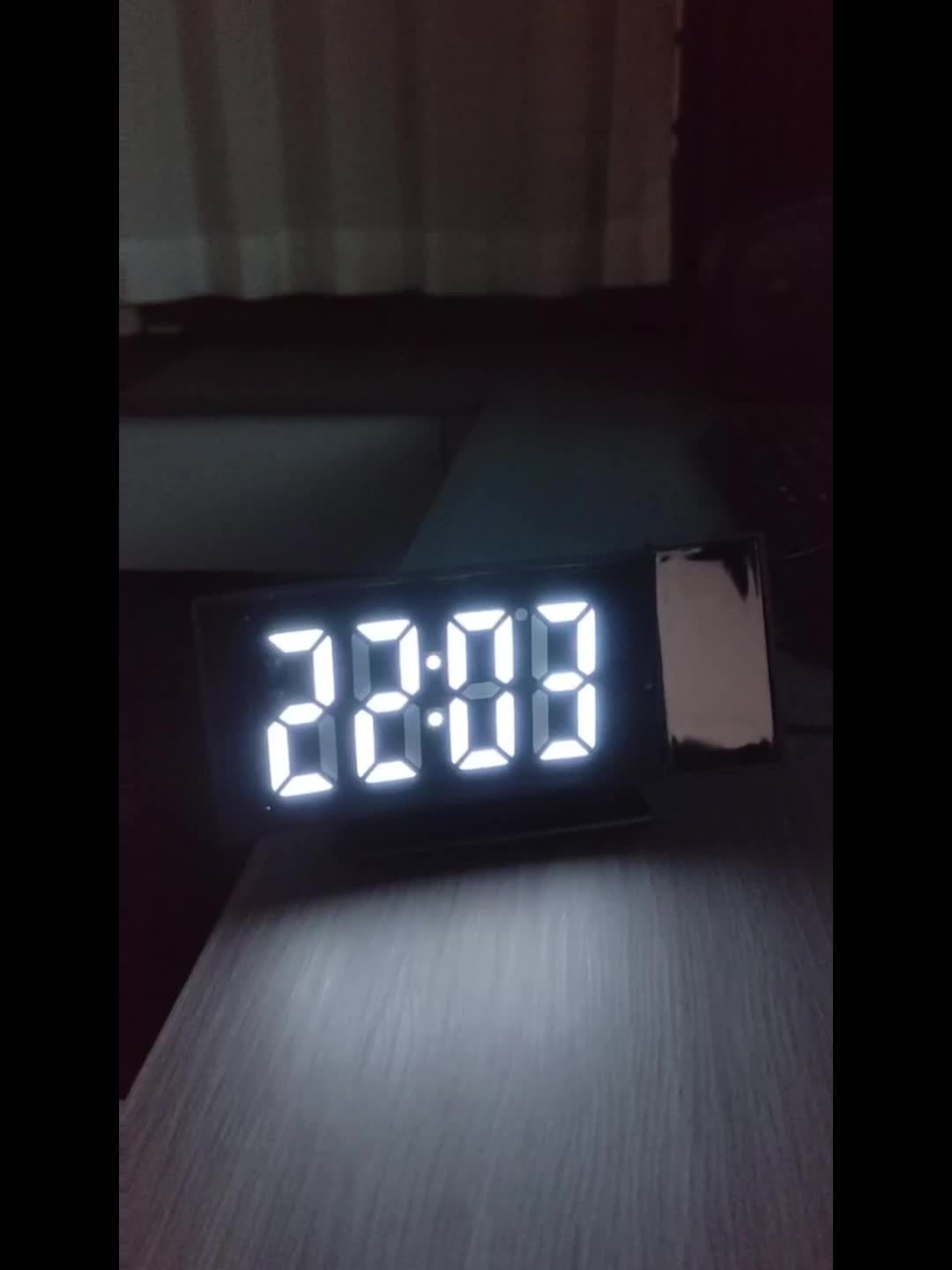 Digital projektionsväckarklocka – LED-display och snooze-funktion med justerbar ljusstyrka Carvallo