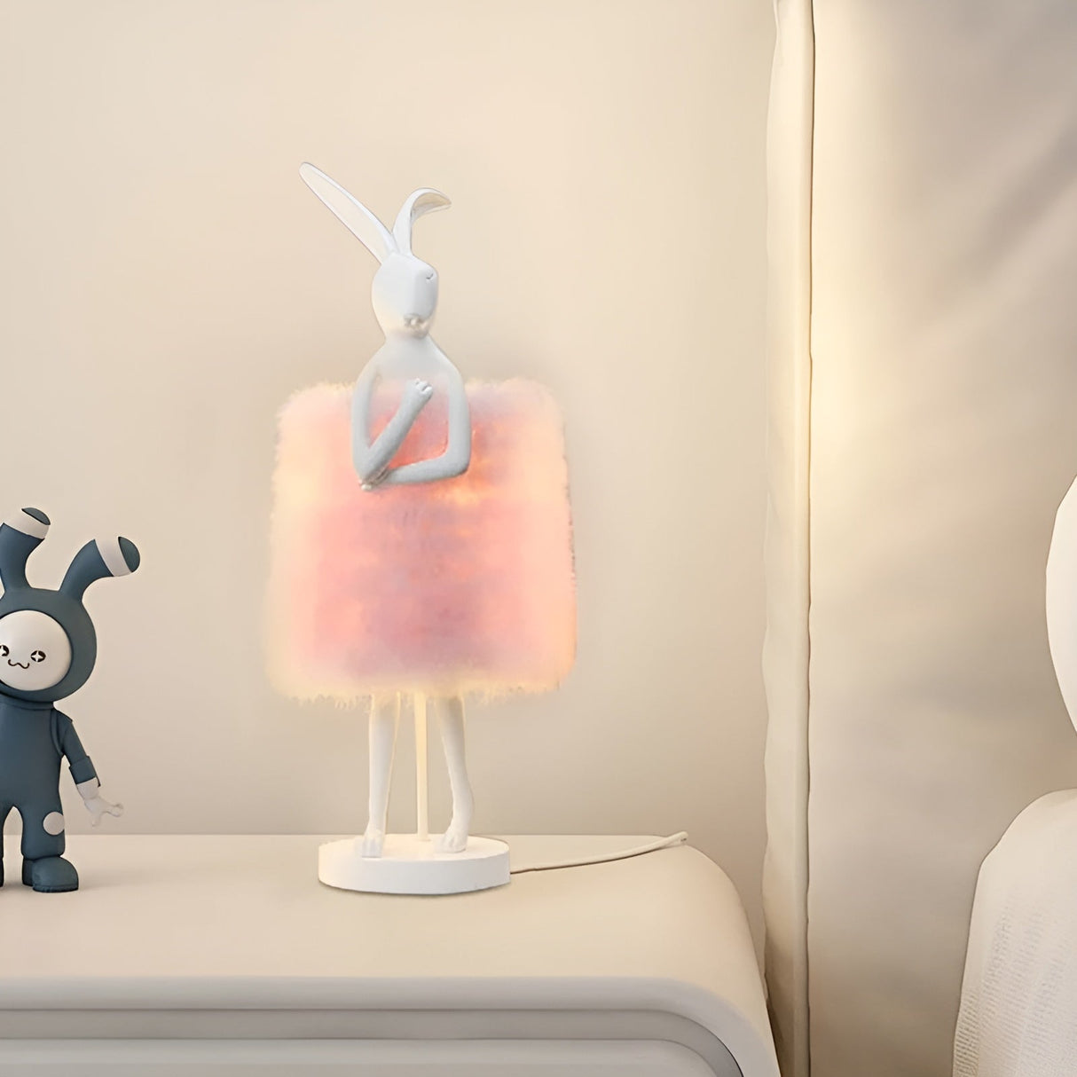 FluffRabbit Lampa - Elegant Kaninbordslampa med Fjäder Carvallo