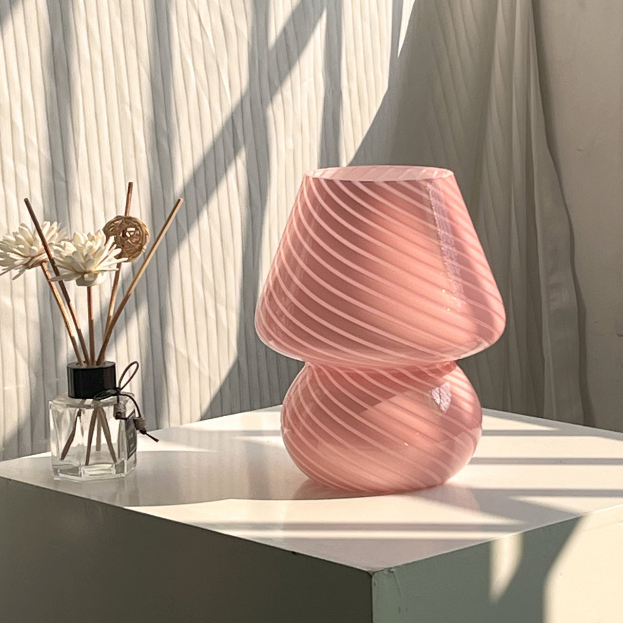 Randig Bordslampa - Atmosfärisk och Tidlös Design Carvallo