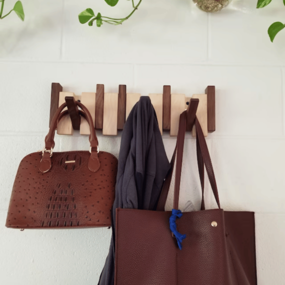 Luxora Handgjord Trä Klädhängare med Stiliga Krokar Carvallo