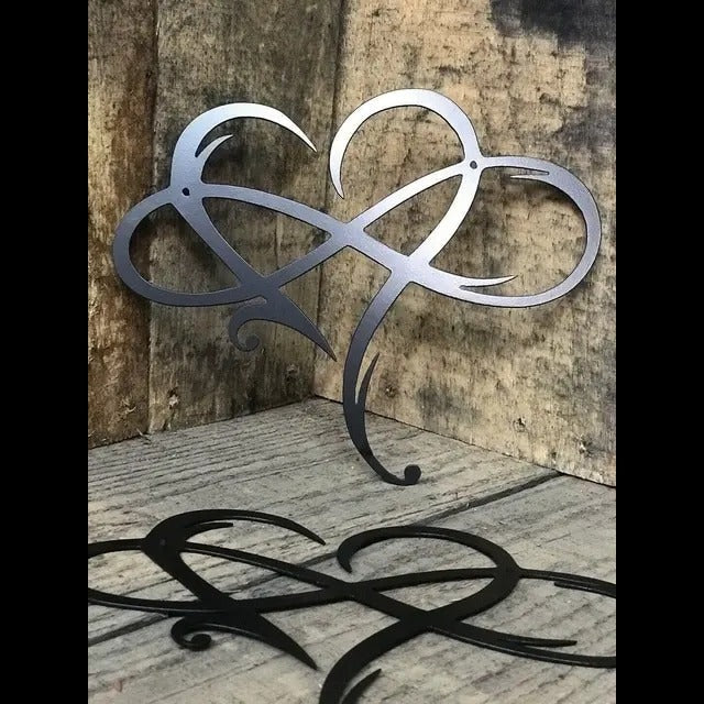 IronEcho – Handsmidd Väggskulptur med Infinity Heart MILA Sverige