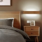 Trä LED Vägglampa | Akrylskärm | Rustik Modern Design | 15–22 tum | Brick by Brick Carvallo