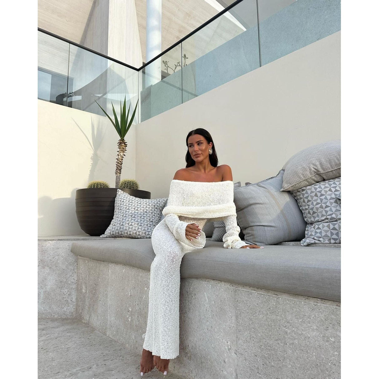 Anika Dress - Elegant bodycon knit dress with off-shoulder design Carvallo