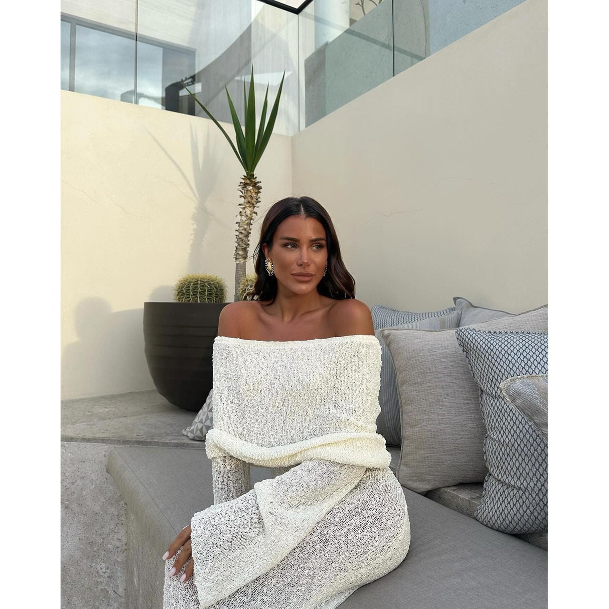 Anika Dress - Elegant bodycon knit dress with off-shoulder design Carvallo