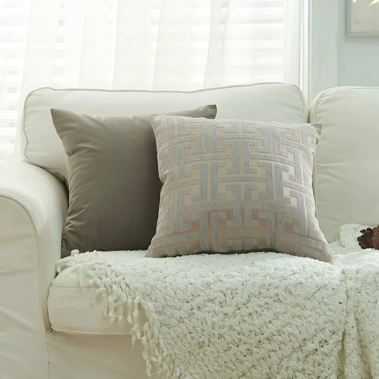 Jacquard Chenille Kuddöverdrag - Röd Guld Broderad Design Carvallo