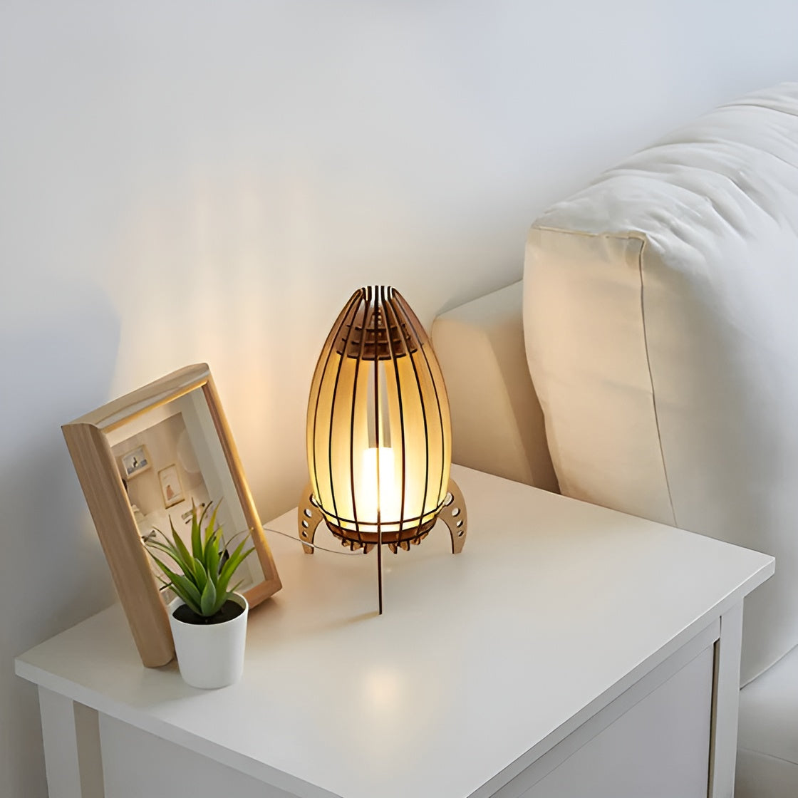 Trä-nattbordslampa i raketdesign – Varmt ljus för ett mysigt sovrum Carvallo